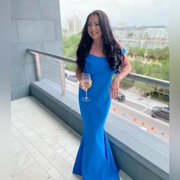 Chiara Boni
La Petite Robe di
Cobalt Maeli Gown 40P US size 4-6 petite - Picture 7 of 16